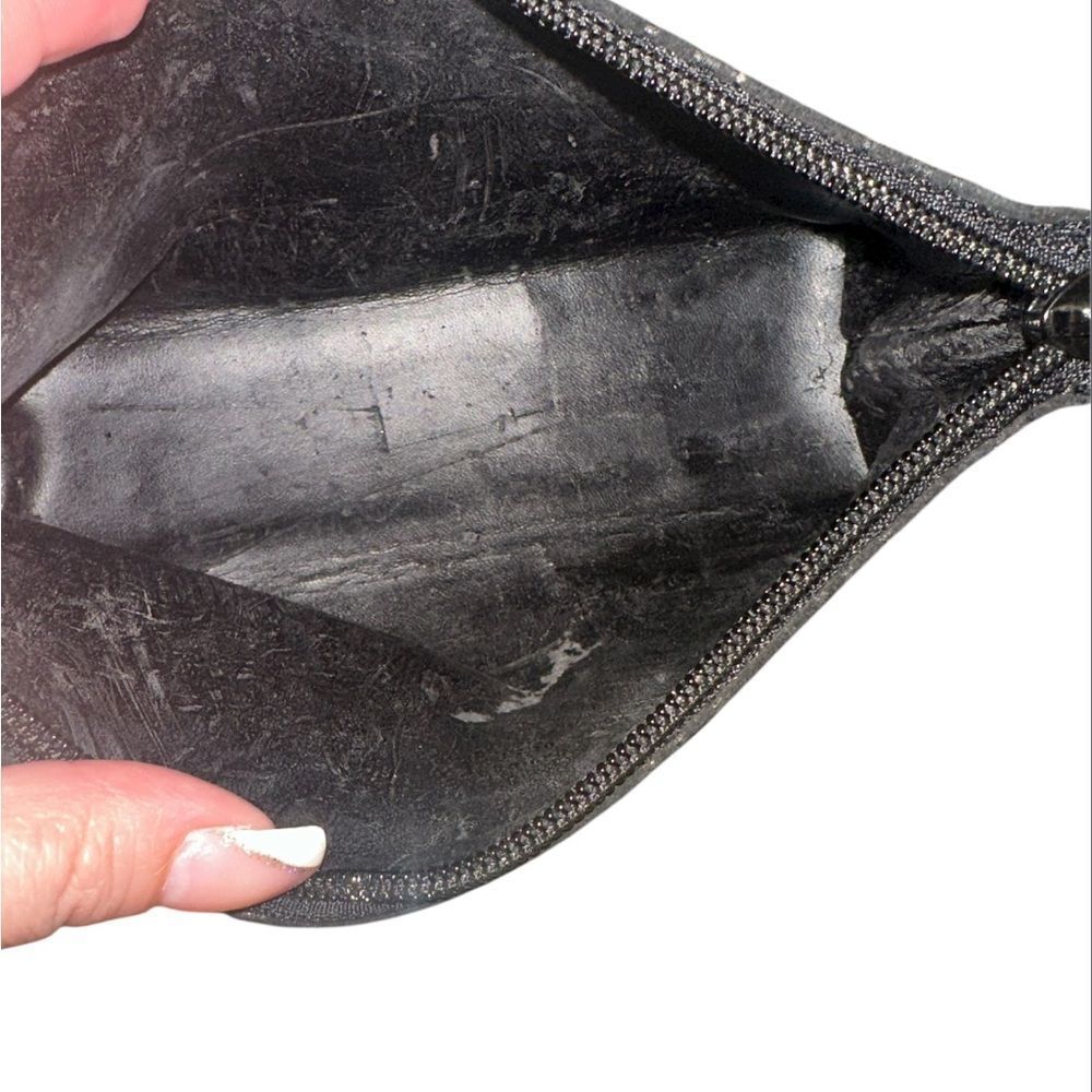 Gucci Textured Black velvet pouch. - Picture 3 of 9